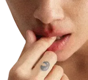 Frau mit einem Finger im Mund