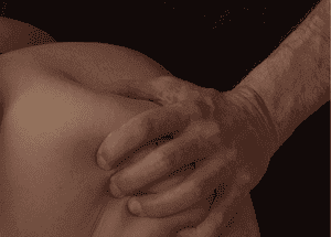 Hand greift in Arschbacke