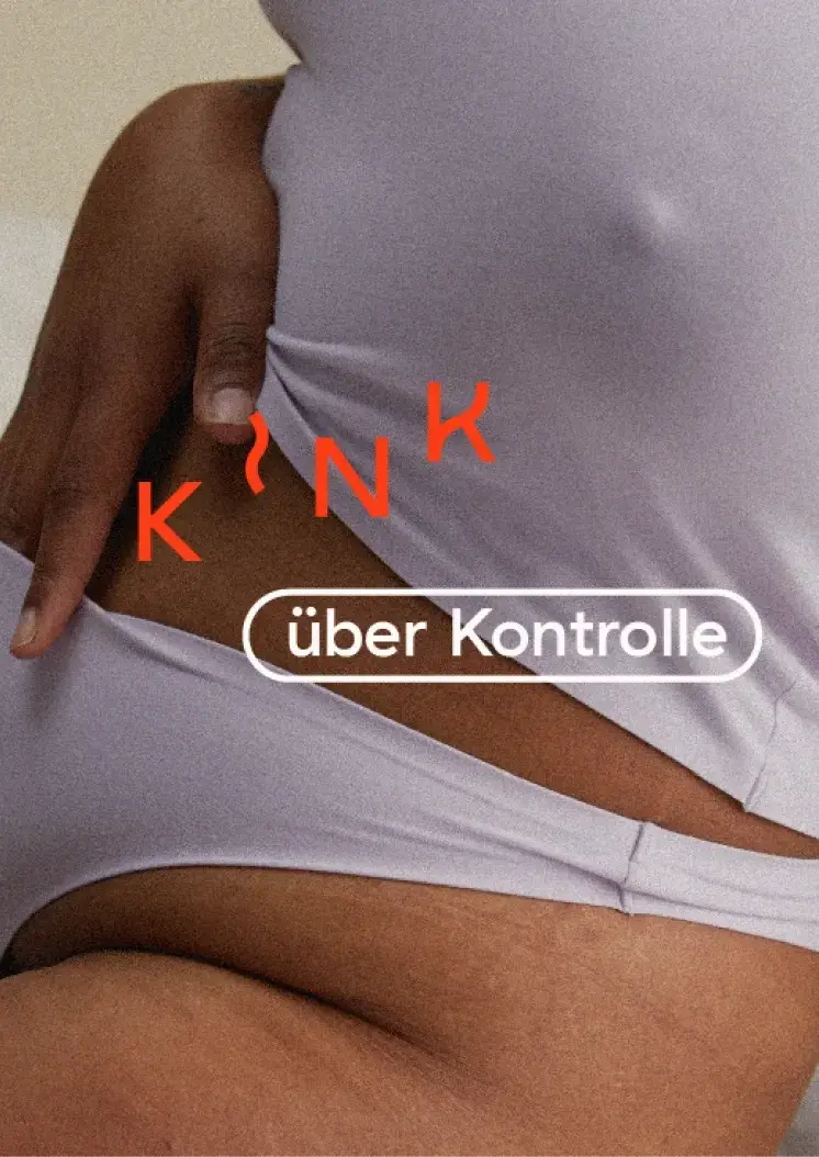 Frau in Unterwäsche mit Schriftzug Kink über Kontrolle