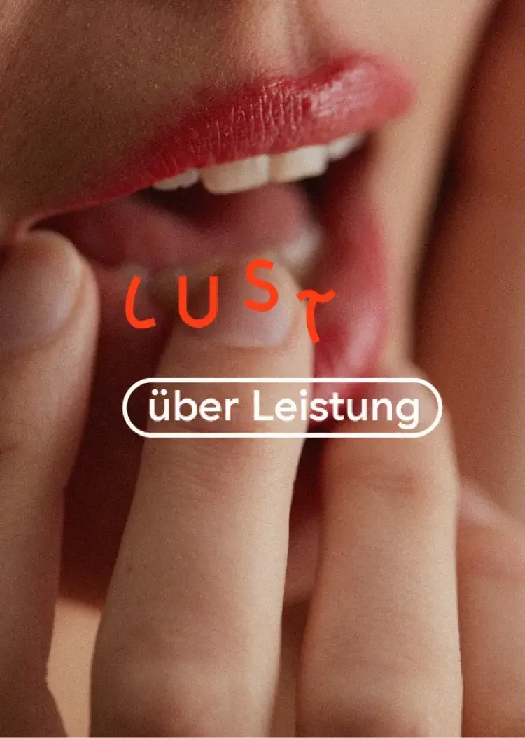 Frau berührt ihren Mund mit Schriftzug Lust über Leistung