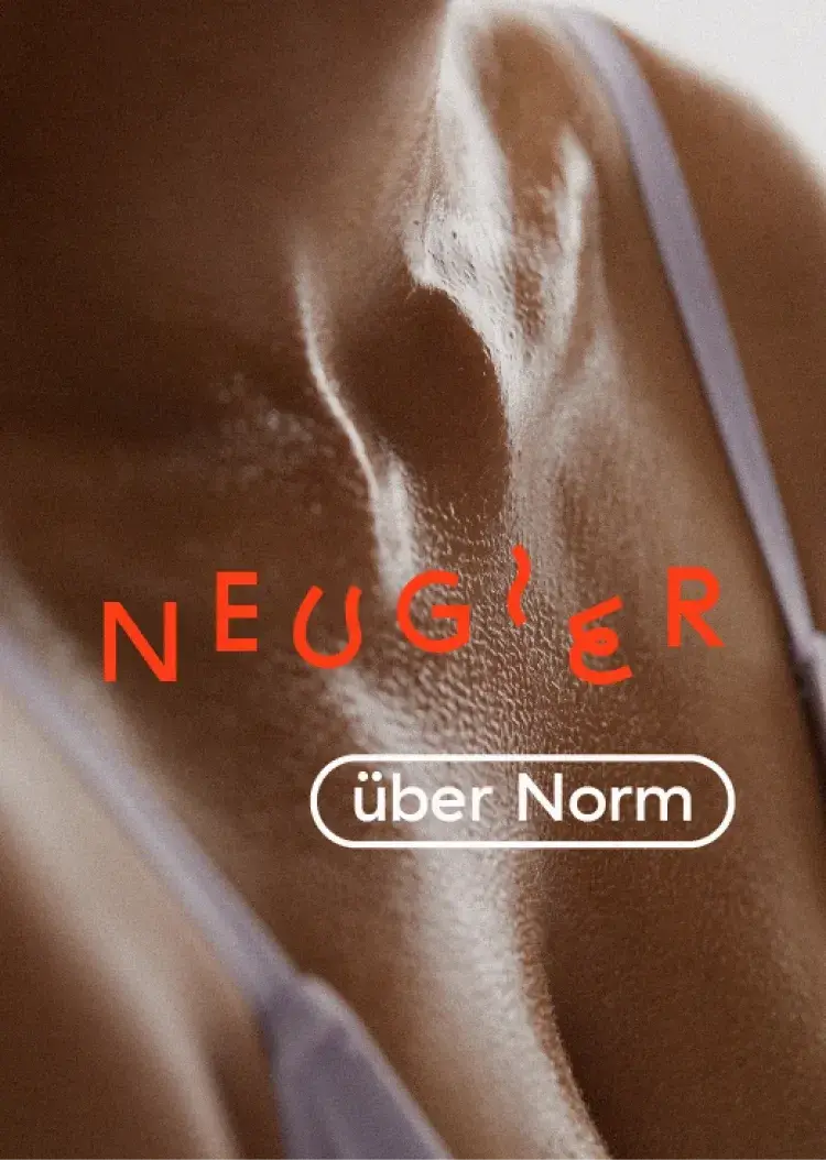 Dekolleté mit Schriftzug Neugier über Norm