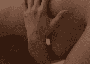 Brust und Hand einer Frau